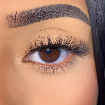 model wearing Sia lashes