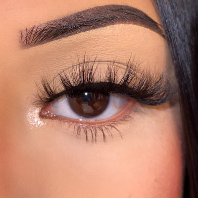 Model wearing Serena Lashes