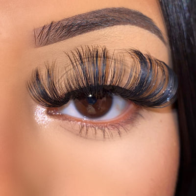 model wearing Dream (Volume D Curl) lashes