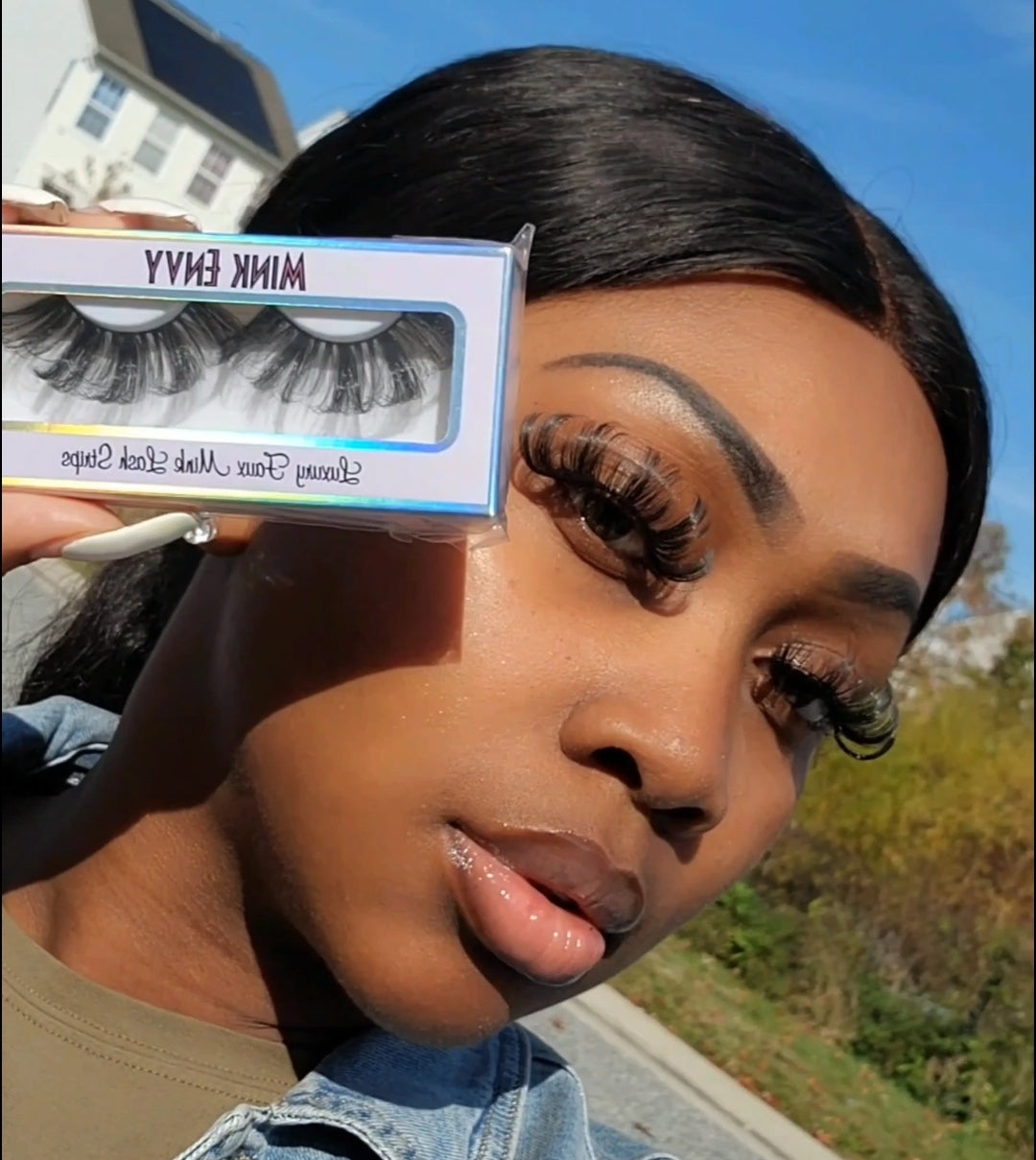 model wearing Dream (Volume D Curl) lashes